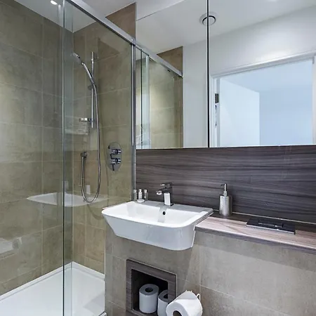 Chiswick Park 3 Bed 3 Bath West London - Parking Apartment *