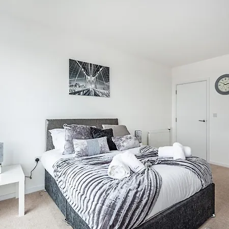 Chiswick Park 3 Bed 3 Bath West London - Parking London