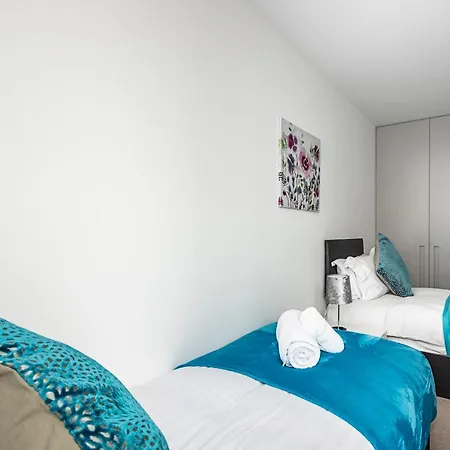 Chiswick Park 3 Bed 3 Bath West London - Parking Apartment *
