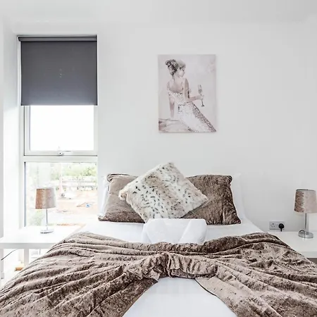 Chiswick Park 3 Bed 3 Bath West London - Parking London