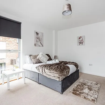 Chiswick Park 3 Bed 3 Bath West London - Parking Apartment