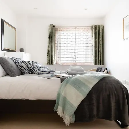 Fabulous 3 Bed 2 Bath Near Victoria Station Londen
