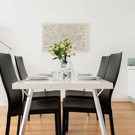Fabulous 3 Bed 2 Bath Near Victoria Station * Londen