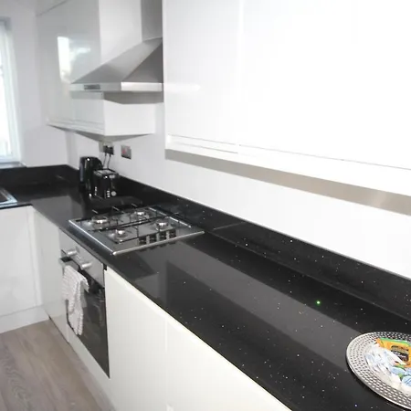 Holden Court -apt 4 *