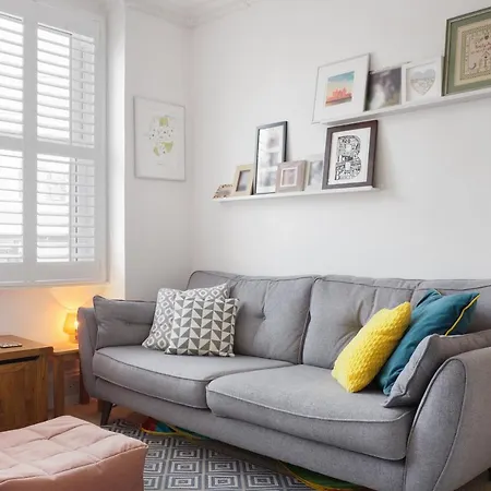 Veeve - Silverthorne Road Apartment London