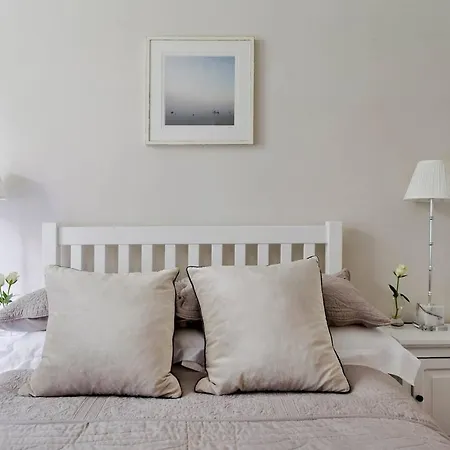 Gorgeous 3-bed Garden Flat Beside Battersea Park Apartment London