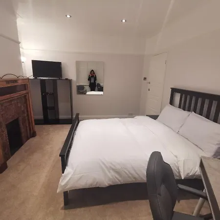Homestay New Double Bedroom Close To Whitton Station