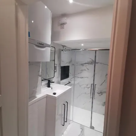 New Double Bedroom Close To Whitton Station Homestay