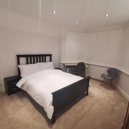 New Double Bedroom Close To Whitton Station Homestay