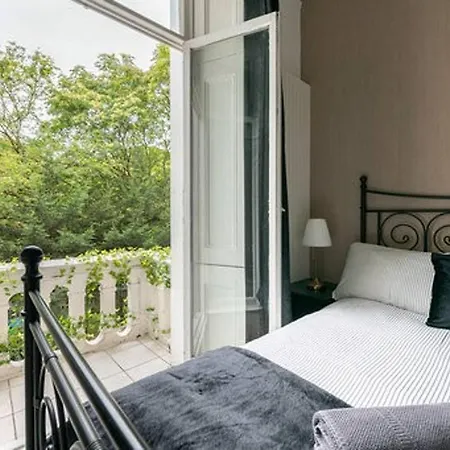 Hyde Park Gate Hostel *