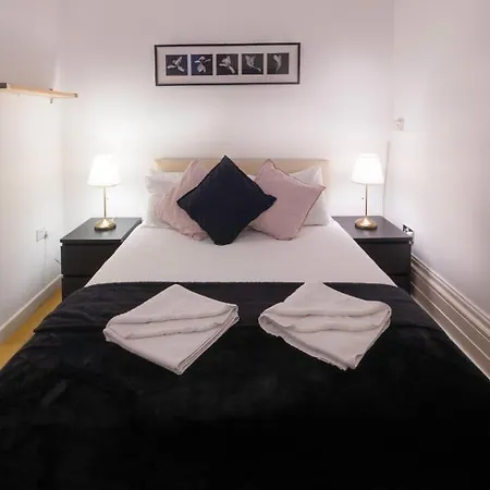 Hyde Park Gate Hostel *