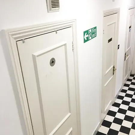 Hyde Park Gate Hostel *