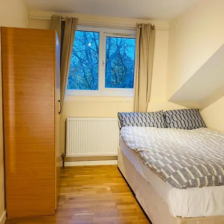 77 B Brailsford Road, Brixton, Sw2 2tb * London