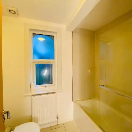 77 B Brailsford Road, Brixton, Sw2 2tb * London