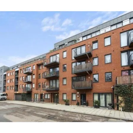 Nine Elms Reach * London