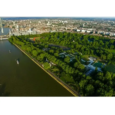 Nine Elms Reach London