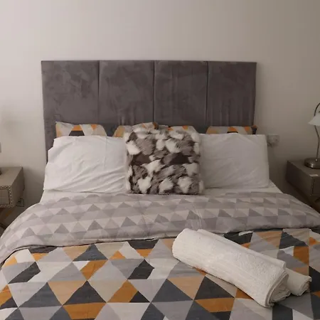 Cosy & Lovely With Free Parking & Close To Station Apartment *