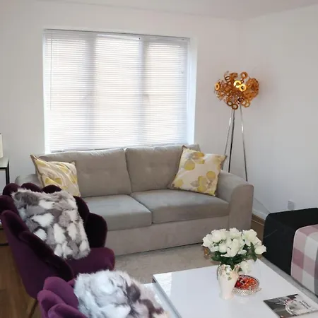 Cosy & Lovely With Free Parking & Close To Station Apartment