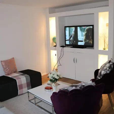Apartment Cosy & Lovely With Free Parking & Close To Station *