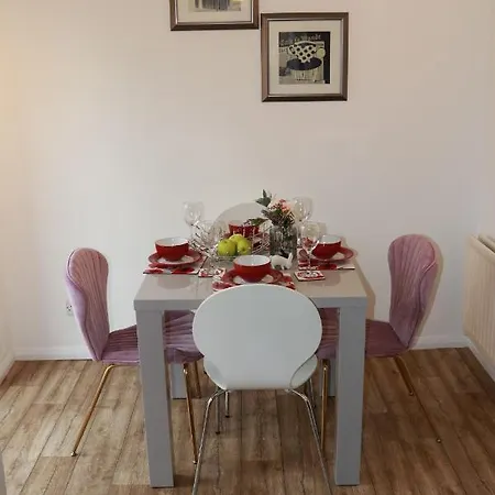 Cosy & Lovely With Free Parking & Close To Station Apartment