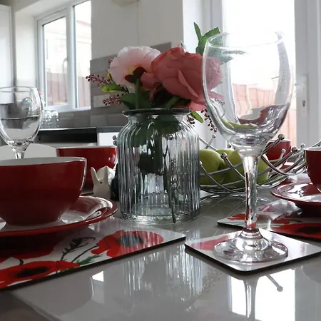 Cosy & Lovely With Free Parking & Close To Station *