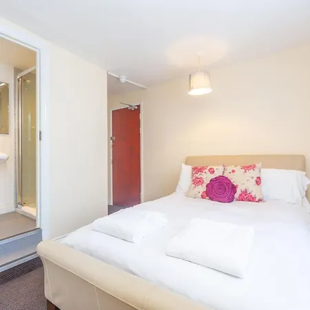 Black Lion 3* Surbiton