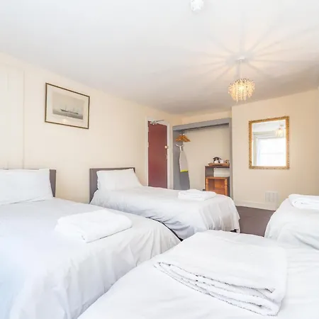 Black Lion 3* Surbiton