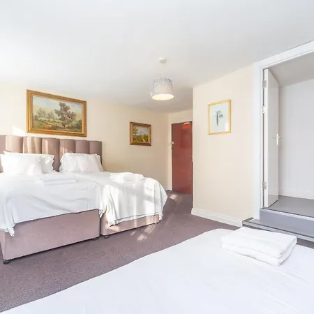 Black Lion 3* Surbiton