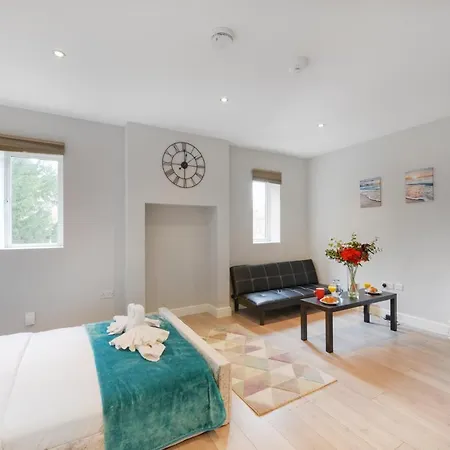 Coombe House Studio Apartment *
