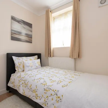 Abkat Three Bedroom Holiday home London