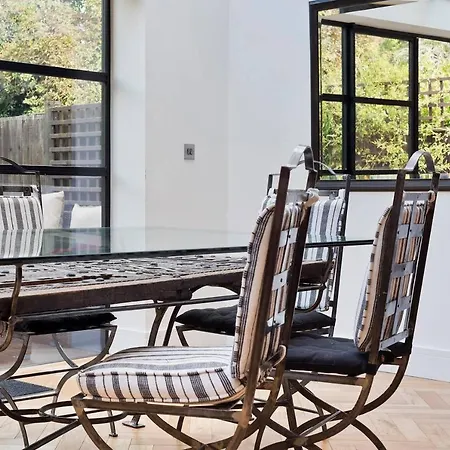 Bright & Spacious 5 Bed House In Charming Putney Holiday home