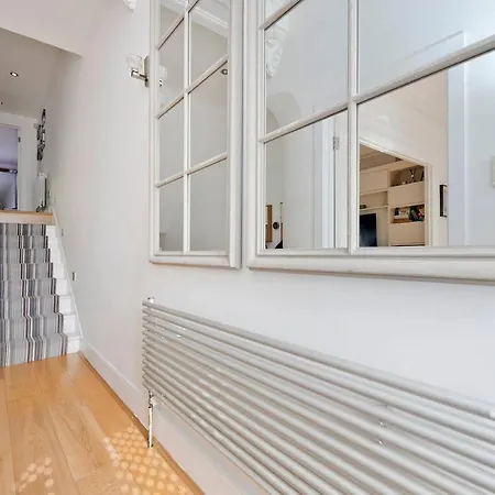 Bright & Spacious 5 Bed House In Charming Putney *