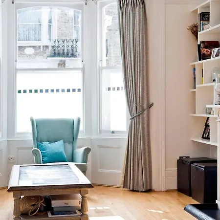 Bright & Spacious 5 Bed House In Charming Putney *