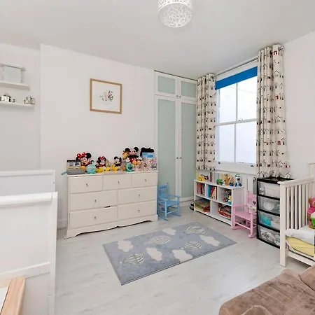 Holiday home Bright & Spacious 5 Bed House In Charming Putney