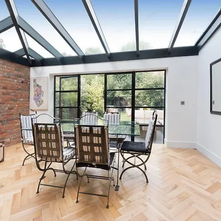 Bright & Spacious 5 Bed House In Charming Putney