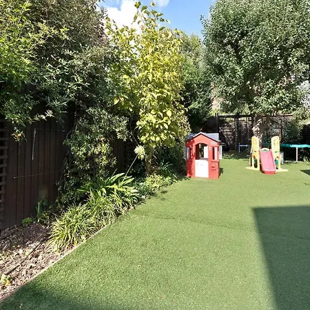 Bright & Spacious 5 Bed House In Charming Putney
