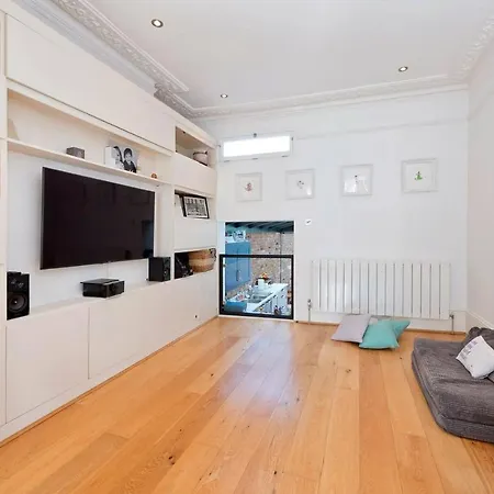 Bright & Spacious 5 Bed House In Charming Putney Holiday home *