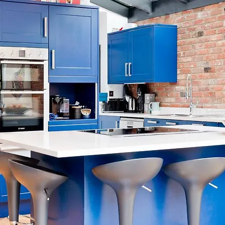 Bright & Spacious 5 Bed House In Charming Putney London