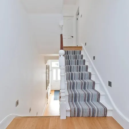 Bright & Spacious 5 Bed House In Charming Putney London