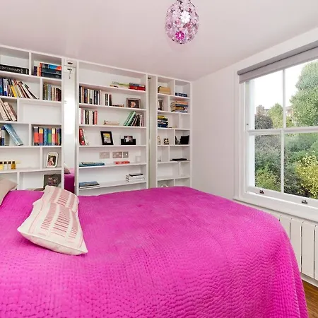 Bright & Spacious 5 Bed House In Charming Putney