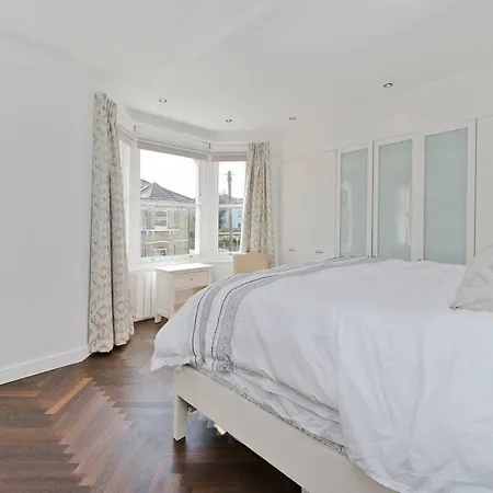 Bright & Spacious 5 Bed House In Charming Putney Holiday home London
