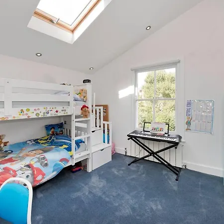 Bright & Spacious 5 Bed House In Charming Putney Holiday home