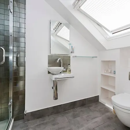 Holiday home Bright & Spacious 5 Bed House In Charming Putney London