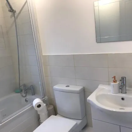 Cosy & Lovely With Free Parking & Close To Station Apartment