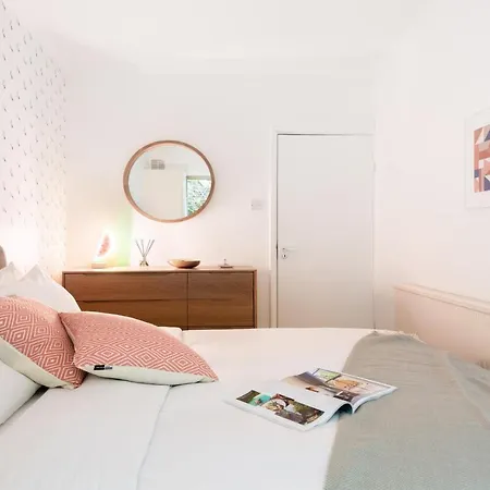 The Kensington Grove - Stylish 2bdr Flat With Private Patio Apartment London