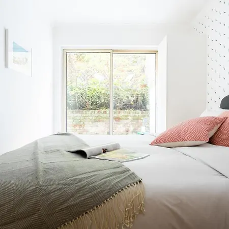 The Kensington Grove - Stylish 2bdr Flat With Private Patio Apartment