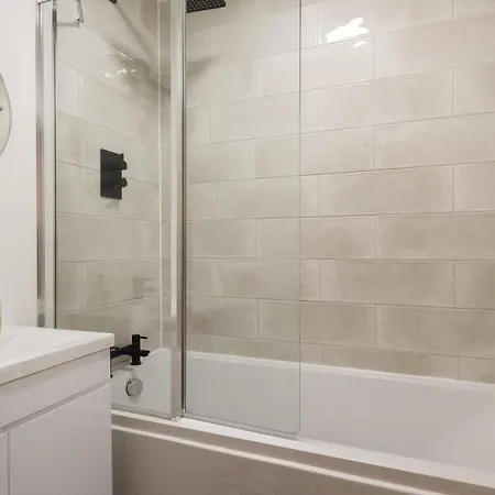 Apartment The Kensington Grove - Stylish 2bdr Flat With Private Patio London