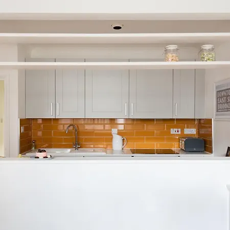 The Kensington Grove - Stylish 2bdr Flat With Private Patio Apartment London