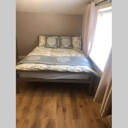 Palaz 1 - 2 Bedroom Garden Flat Edmonton