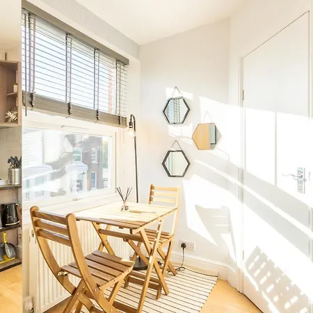 Modern And Chic Flat For 2 People In West Kilburn By Queen's Park Apartment *